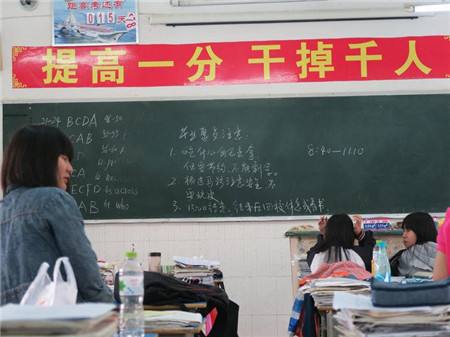 看，浙大迎新标语又出幺蛾子！一人我饮酒醉，迎接学妹不喊累！