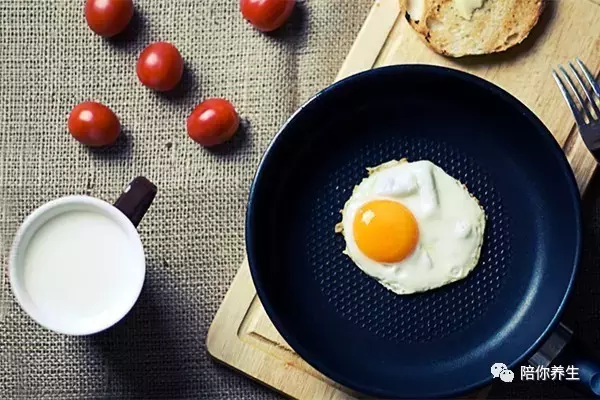 纯牛奶和什么搭配早餐好(“牛奶+鸡蛋”是最佳早餐搭配？这5大营养误区快认清)