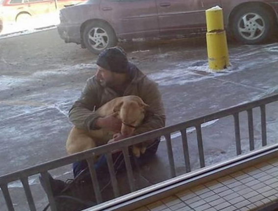 狗狗被拴在零下20度低温下，流浪汉抱它为其取暖！