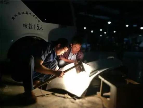 汽车被撞凹 小编有妙招
