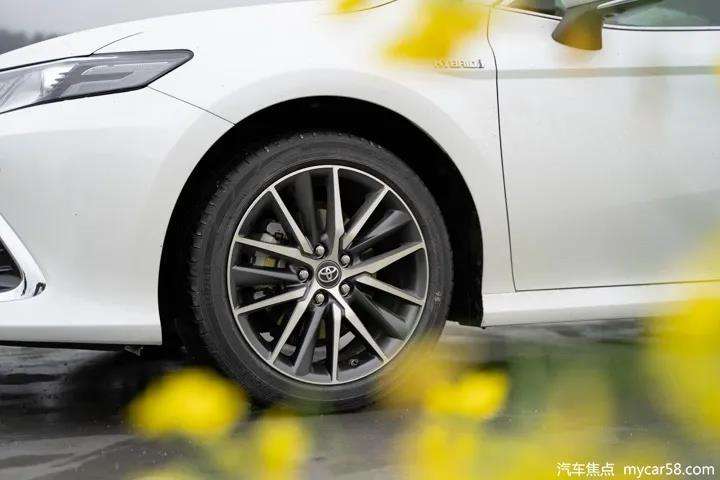 补全细节短板，实力全面提升，试驾新款丰田凯美瑞