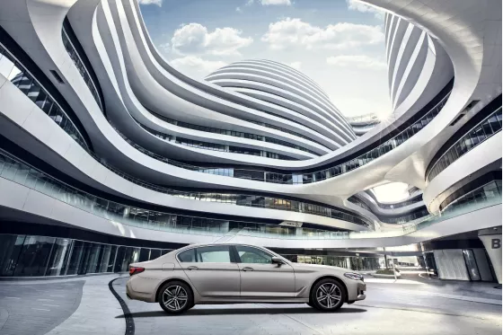 创新技术和应用 | 力拔头筹，新BMW 5系的三个“必杀技”