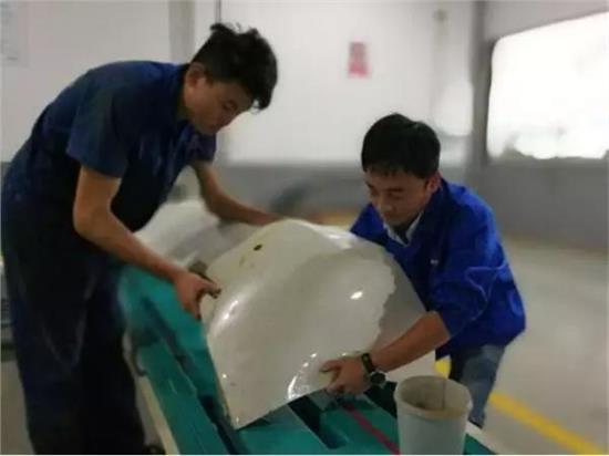 汽车被撞凹 小编有妙招