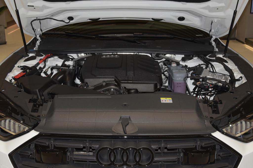 上汽奥迪推A7L两款新车型，售价51.99万元