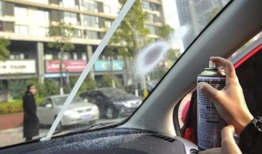 夏天挡风玻璃外面起雾 除雾正确方法