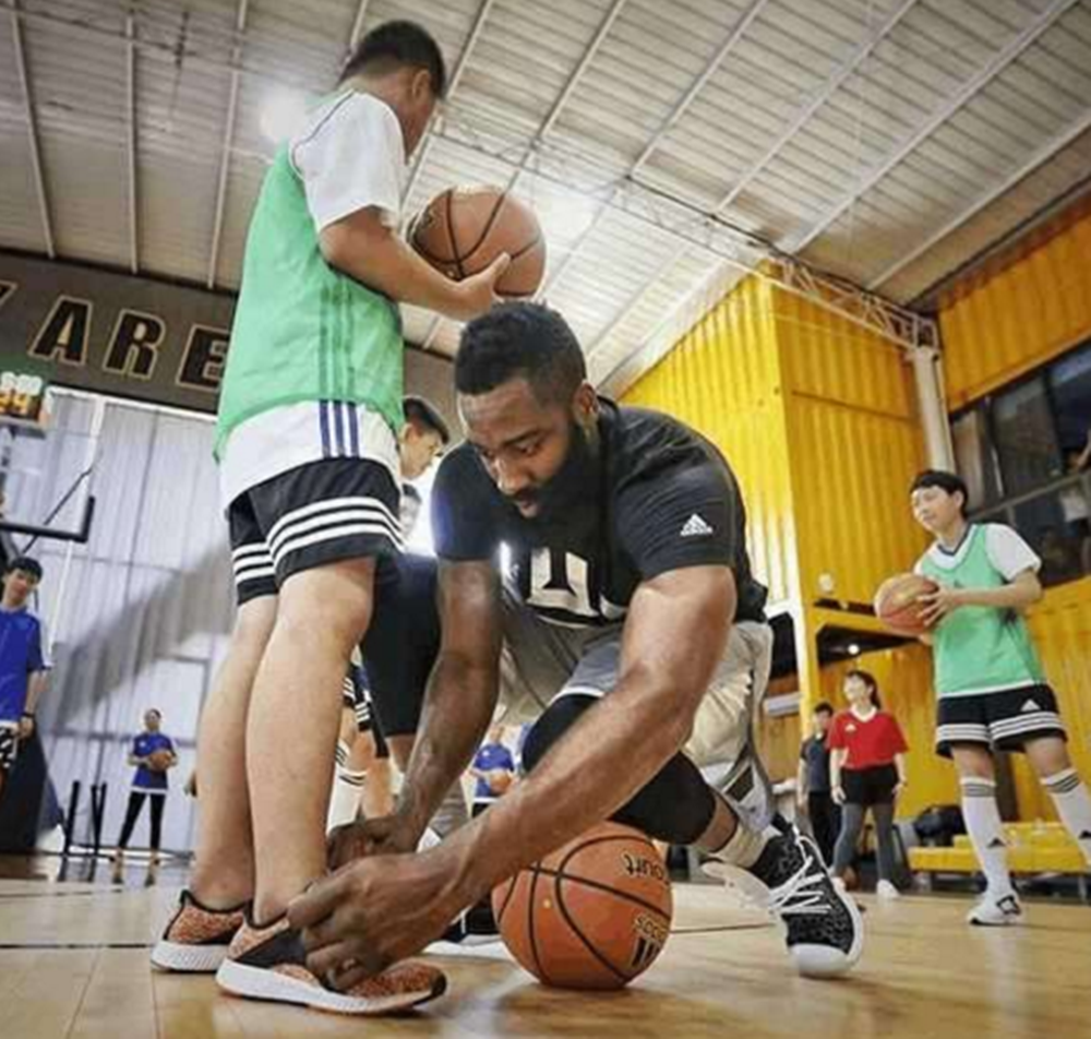 nba球员下跪是什么意思(NBA球星为何跪地？科比单膝跪地让人疼，一人下跪为儿子系鞋！)