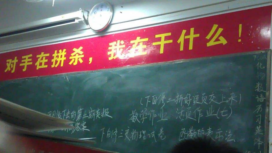 看，浙大迎新标语又出幺蛾子！一人我饮酒醉，迎接学妹不喊累！