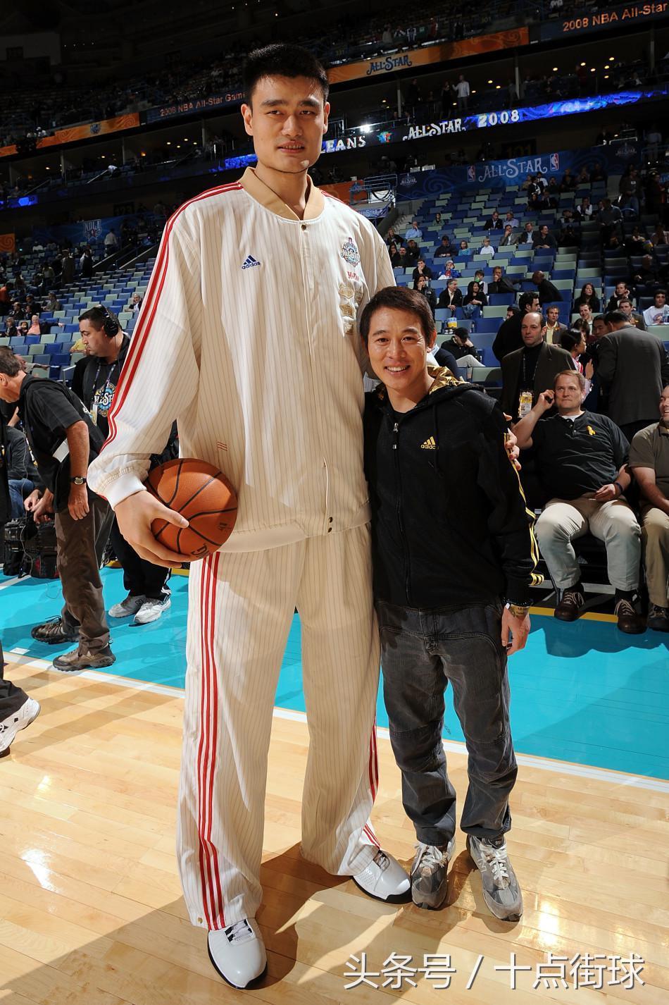 为什么和nba合影不能站着(切忌不要与NBA球星合影：巨石强森变成瘦子，潘晓婷一站仅到胃)