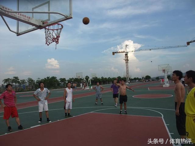 为什么nba不怕球砸到(你被骗了多少年？篮球规则中并没有罚球不准跳这一项！)