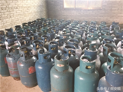 “黑气”窝点藏身民房 民警搜出211颗“炸弹”