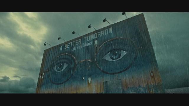 《杀破狼2》里在监狱的外面有一个印着眼睛广告牌很醒目,上面写着"a