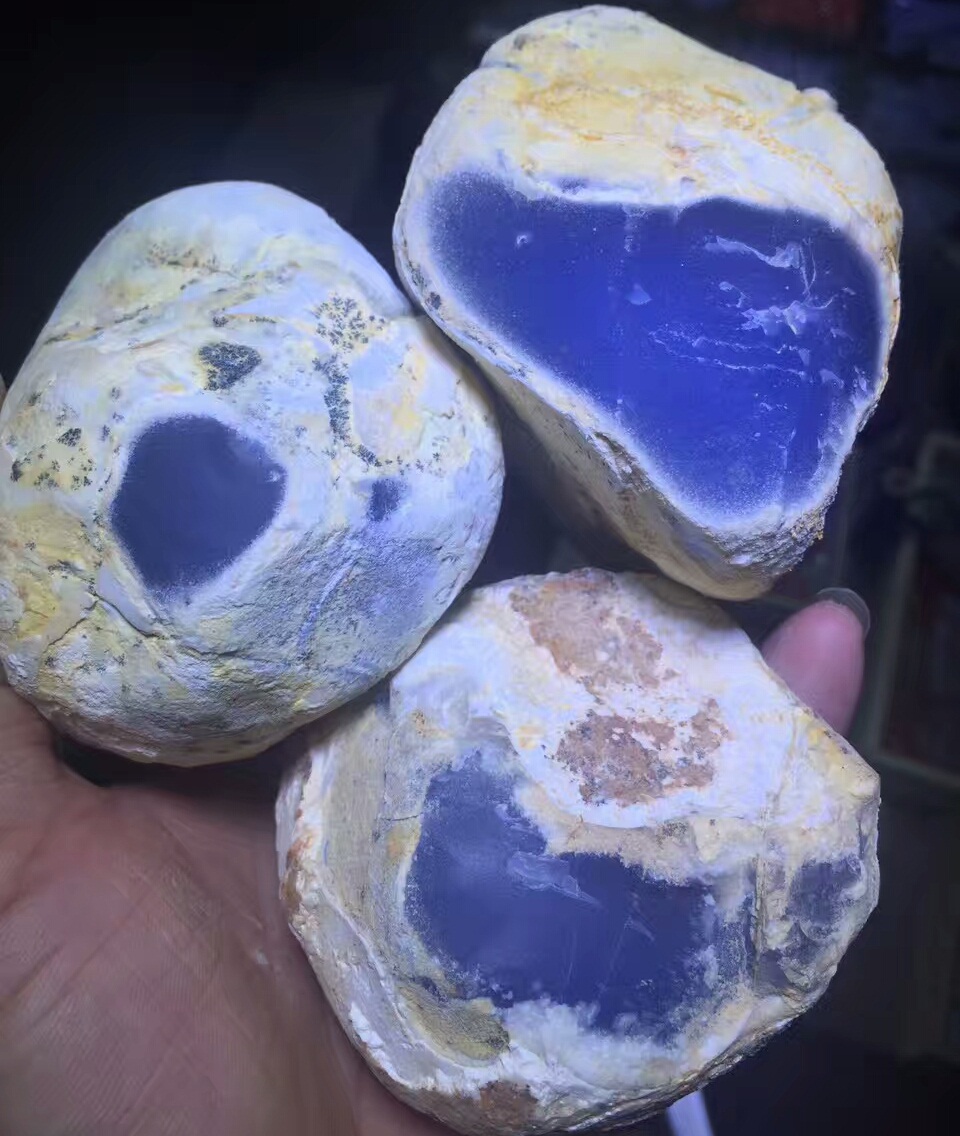 >上图是天然蓝玛瑙原石.