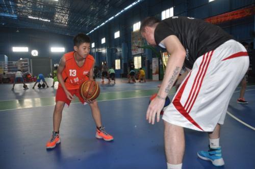 中国球队为什么没有进入nba(中国打篮球的人那么多，为什么没有多少人进NBA？)