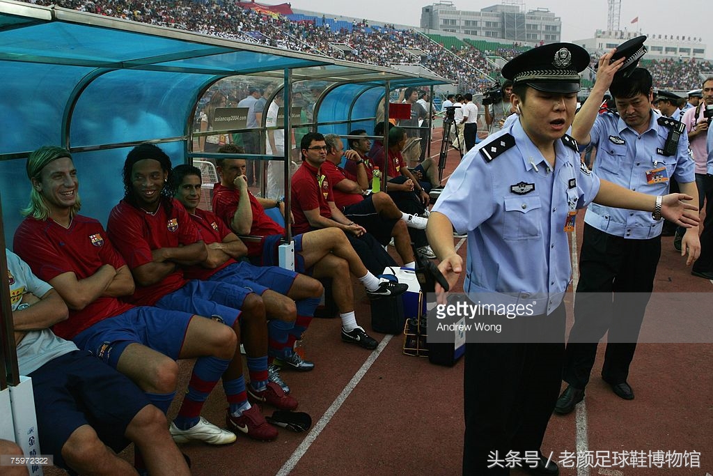 巴西世界杯战靴进球(一副鞋垫上千欧，小罗巅峰对阵国安落场战靴揭示准球王的王者待遇)