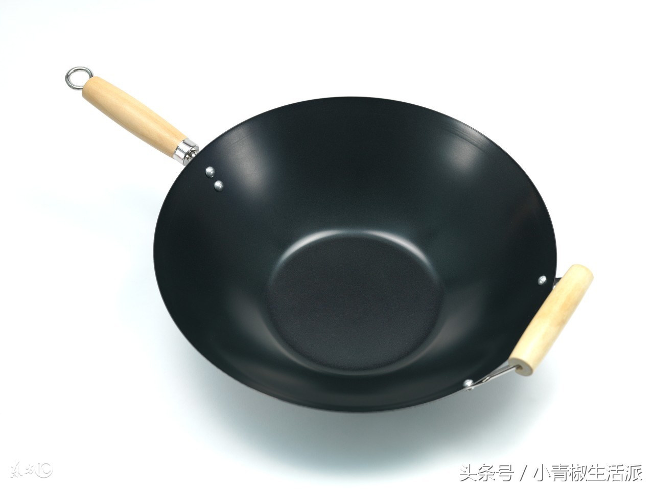 居家炒菜是常事儿，锅底烧糊上面黑的如何去掉？
