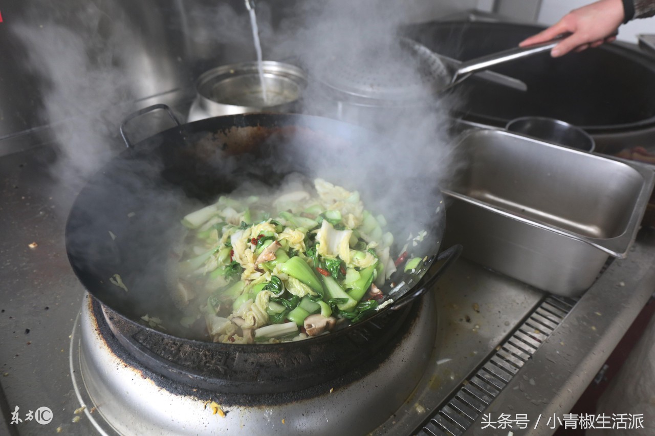 居家炒菜是常事儿，锅底烧糊上面黑的如何去掉？