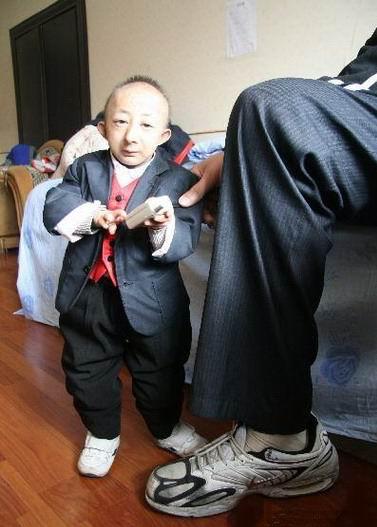 黄长求(有姚明的身高却没有相同的命运,身高成谋生手段,多数至今单身!