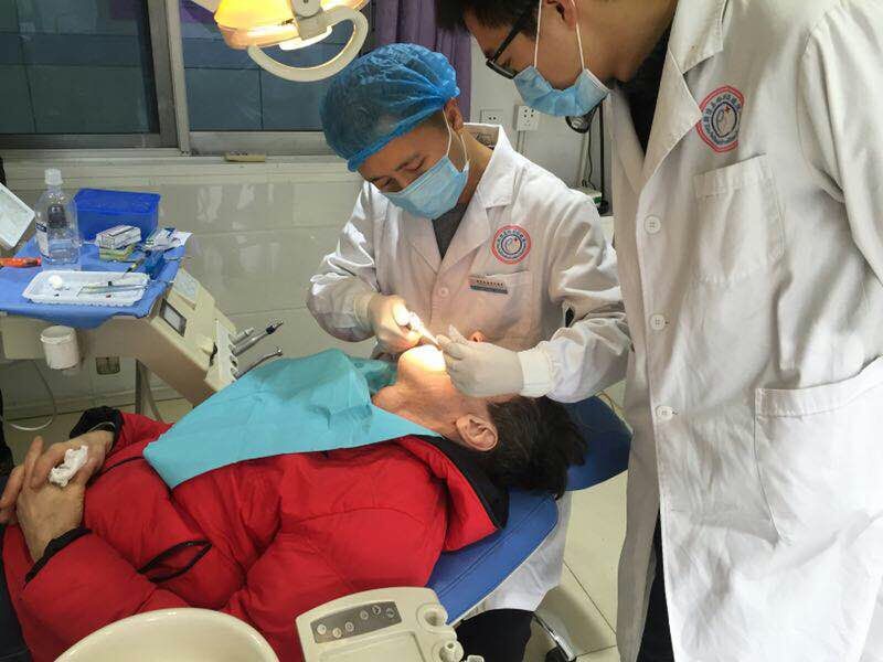 这个牙医医术高 老外连连夸赞他