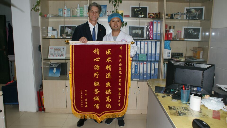 这个牙医医术高 老外连连夸赞他
