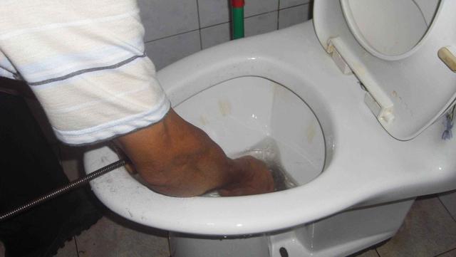 衛生間的馬桶又被堵住了？十年老師傅透漏幾個妙招，省錢方便！