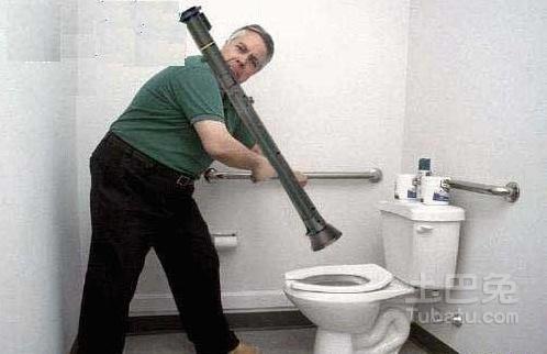 衛生間的馬桶又被堵住了？十年老師傅透漏幾個妙招，省錢方便！