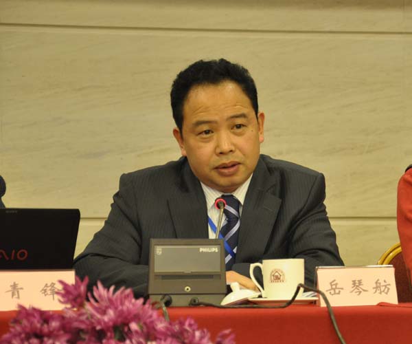 “董小姐”带大礼回汉参加校友会，多次自称是“武汉人”