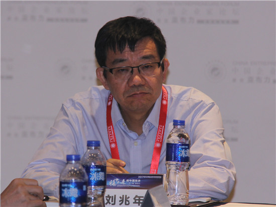 “董小姐”带大礼回汉参加校友会，多次自称是“武汉人”