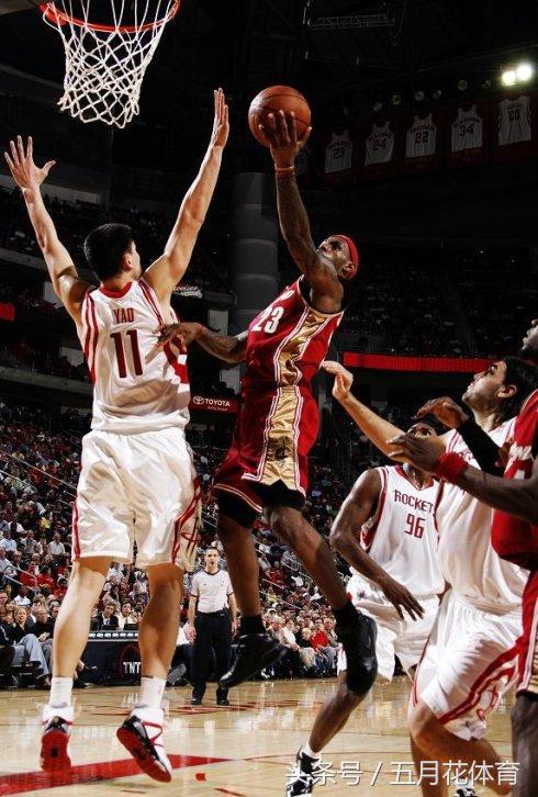 姚明在nba为什么受尊重(为何姚明能够立足NBA？他一语道出答案，连美国众观众都纷纷鼓掌)