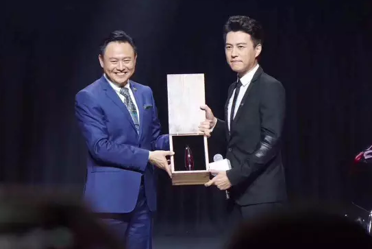 手下这个礼物靳东快泪奔了 有史以来第一次明星被汽车品牌代言