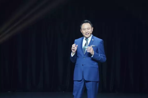 手下这个礼物靳东快泪奔了 有史以来第一次明星被汽车品牌代言