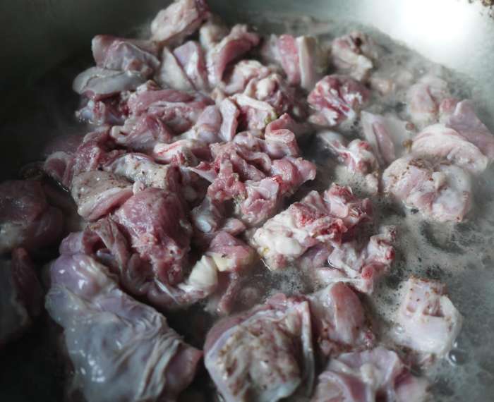 羊肉炖胡萝卜正宗的做法(香气四溢，家常美味羊肉炖胡萝卜)