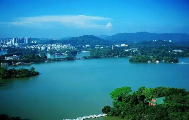 会读巽寮湾的人寥寥无几,所在这座小城有着半城山色半城湖的美誉