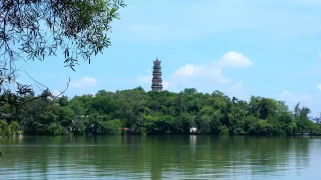 会读巽寮湾的人寥寥无几,所在这座小城有着半城山色半城湖的美誉
