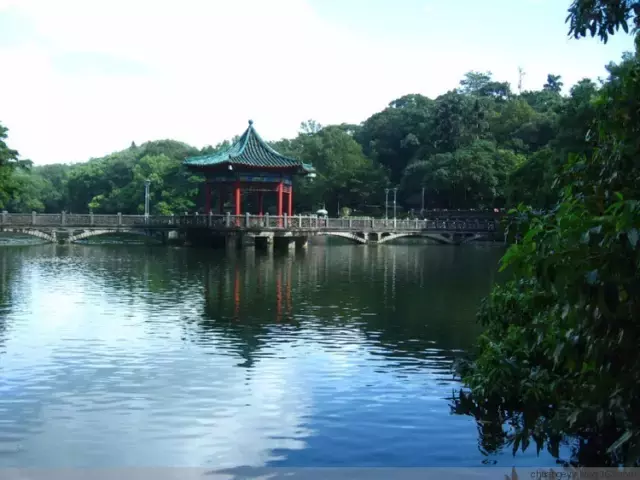 会读巽寮湾的人寥寥无几,所在这座小城有着半城山色半城湖的美誉