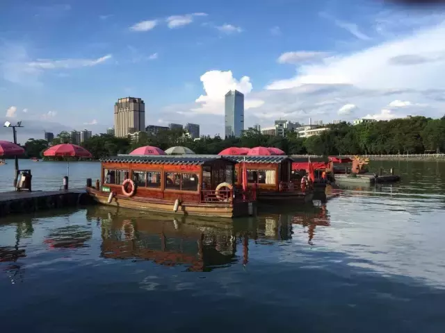 会读巽寮湾的人寥寥无几,所在这座小城有着半城山色半城湖的美誉