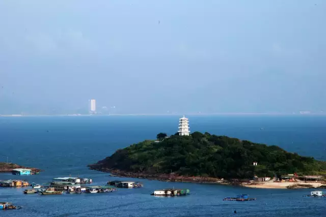会读巽寮湾的人寥寥无几,所在这座小城有着半城山色半城湖的美誉