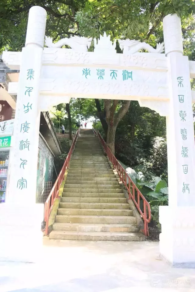 会读巽寮湾的人寥寥无几,所在这座小城有着半城山色半城湖的美誉