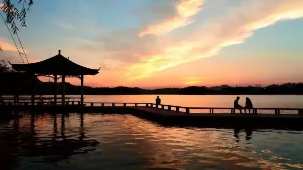 会读巽寮湾的人寥寥无几,所在这座小城有着半城山色半城湖的美誉