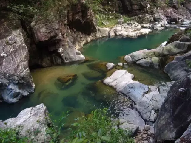 会读巽寮湾的人寥寥无几,所在这座小城有着半城山色半城湖的美誉
