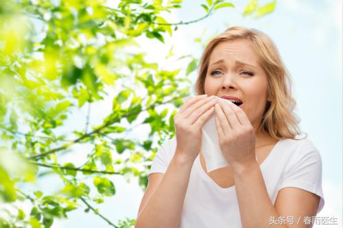 打噴嚏的時候,用手捂口鼻竟然是錯誤的做法?