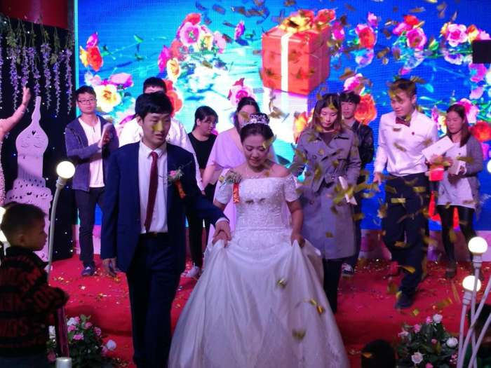 2012年，90后学警车轨救人被轧断双腿，5年后娶照顾他的美女护士