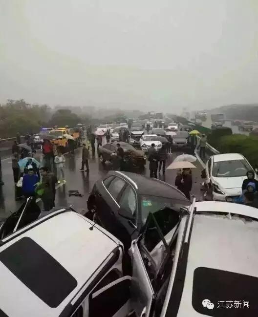 沪宁高速常州段56车连环追尾，已致2人死亡！