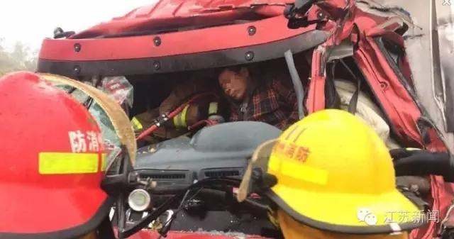 沪宁高速常州段56车连环追尾，已致2人死亡！