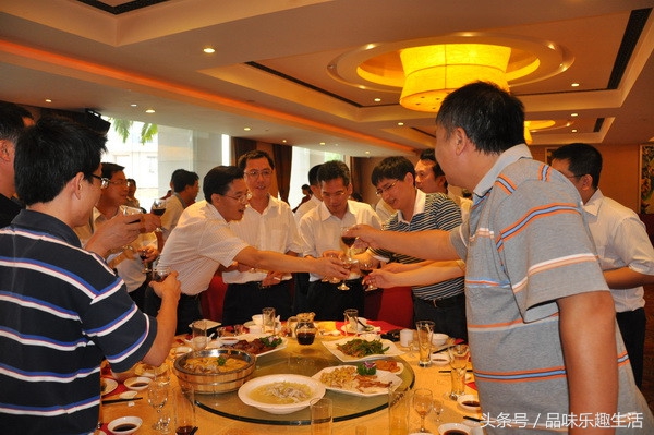 陪酒师多少钱一月(酒桌上的潜规则你懂吗) - 价格百科