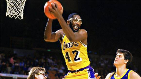 为什么nba没有戴眼镜的(NBA历史五大戴眼镜球员：湖人元老高度近视，一人险被队友戳瞎)