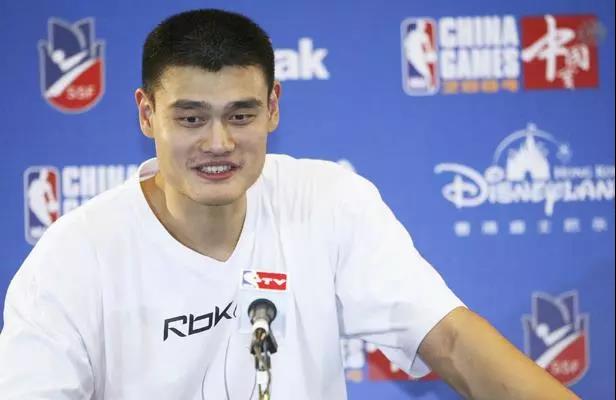 nba为什么有中国赛现场(NBA为什么举办中国赛，姚明起了至关重要的作用！)