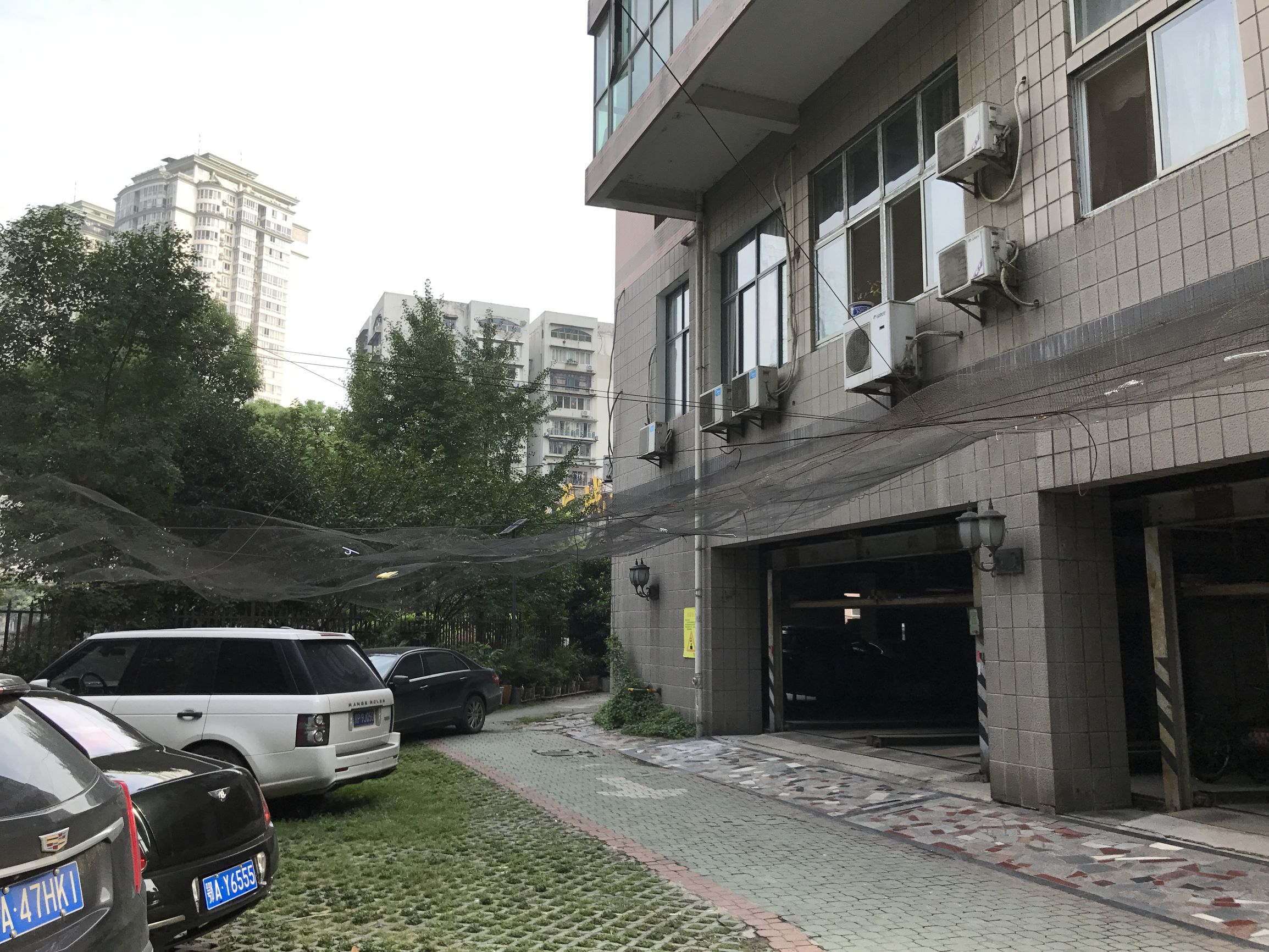 外墙脱离，小区挂满“防空网”，住户烦它又离不开它，咋办？