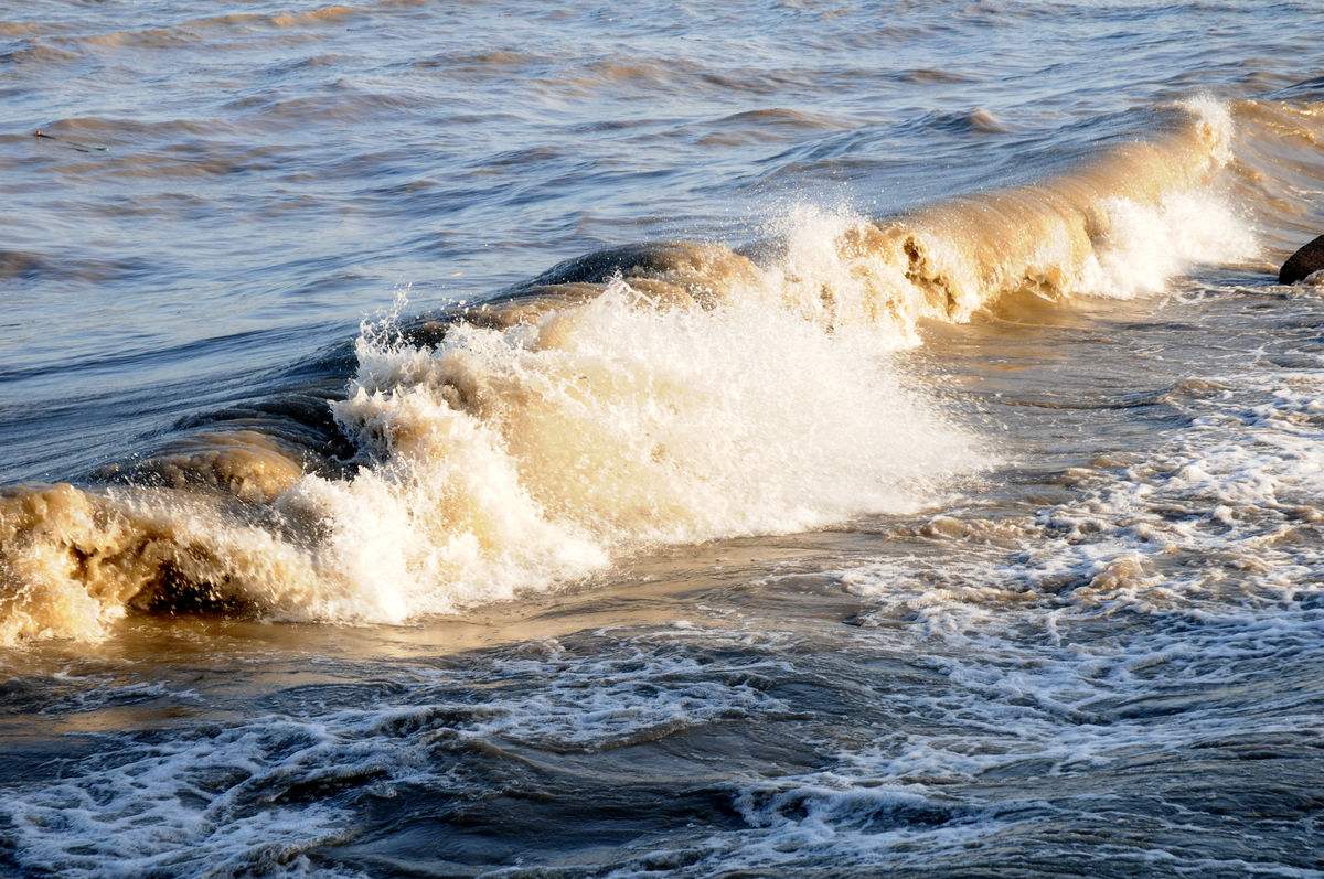 首先,这与钱塘江入海的杭州湾的形状以及它特殊的地形有关.