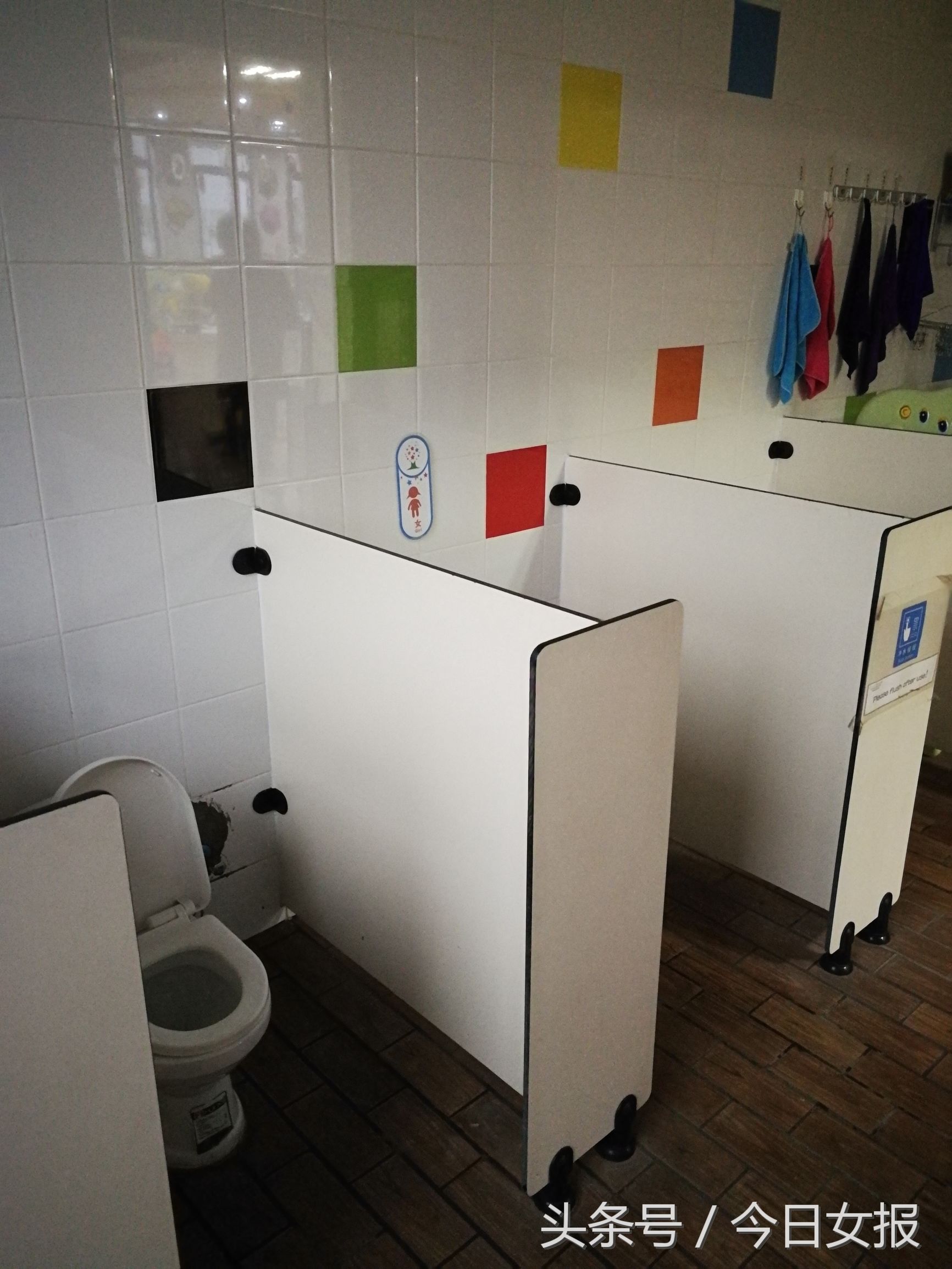 幼兒園男女寶寶共用一間廁所，男孩好奇女孩如何噓噓，家長不樂意