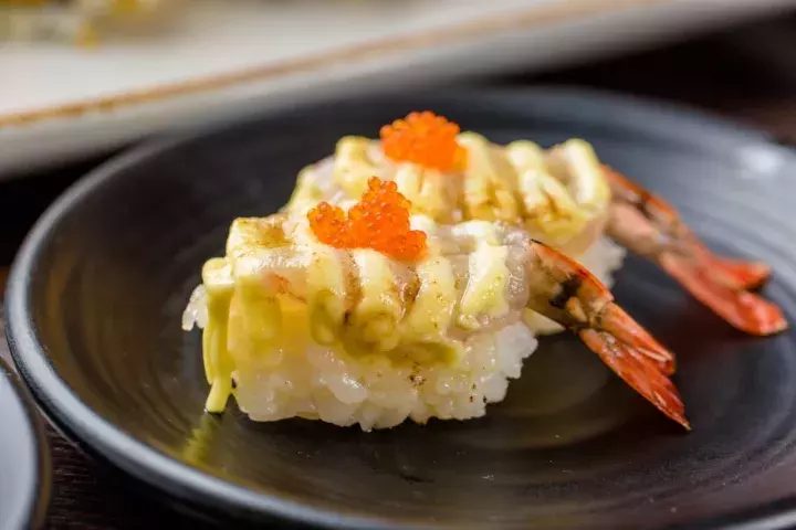 蟹籽在嘴里爆开,玻璃虾薄身,火炙玻璃虾寿司带着芝士的咸香,还有点